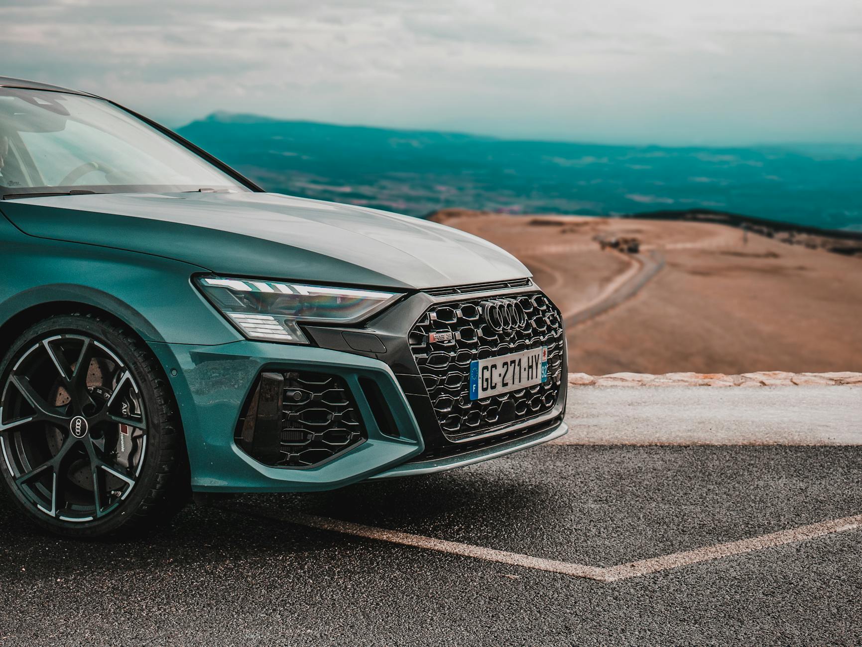 Niebieskie Subaru Impreza WRX STI na górskiej, widokowej drodze