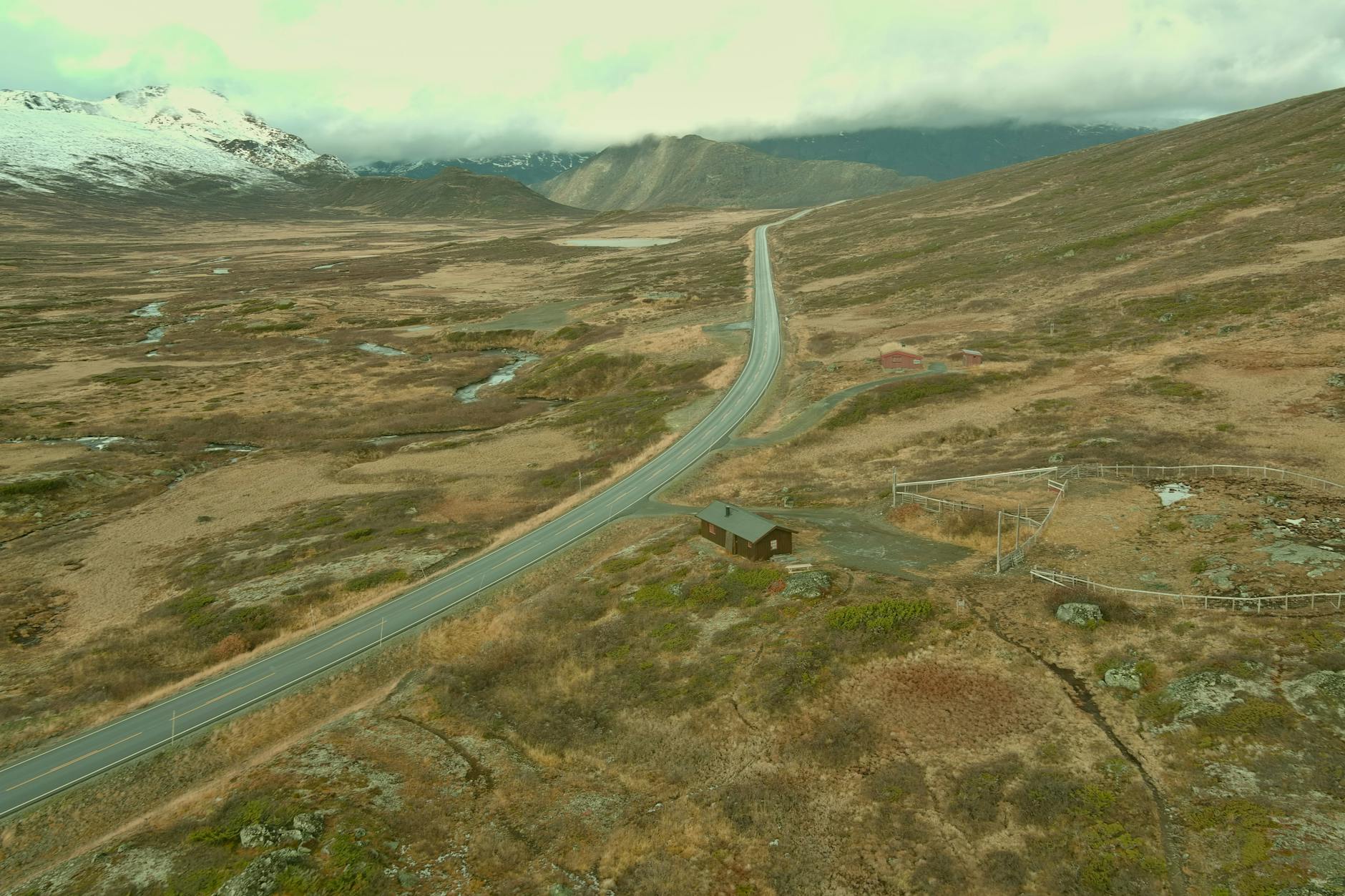 Widok z lotu ptaka na krętą drogę w górskim Beitostølen w Norwegii