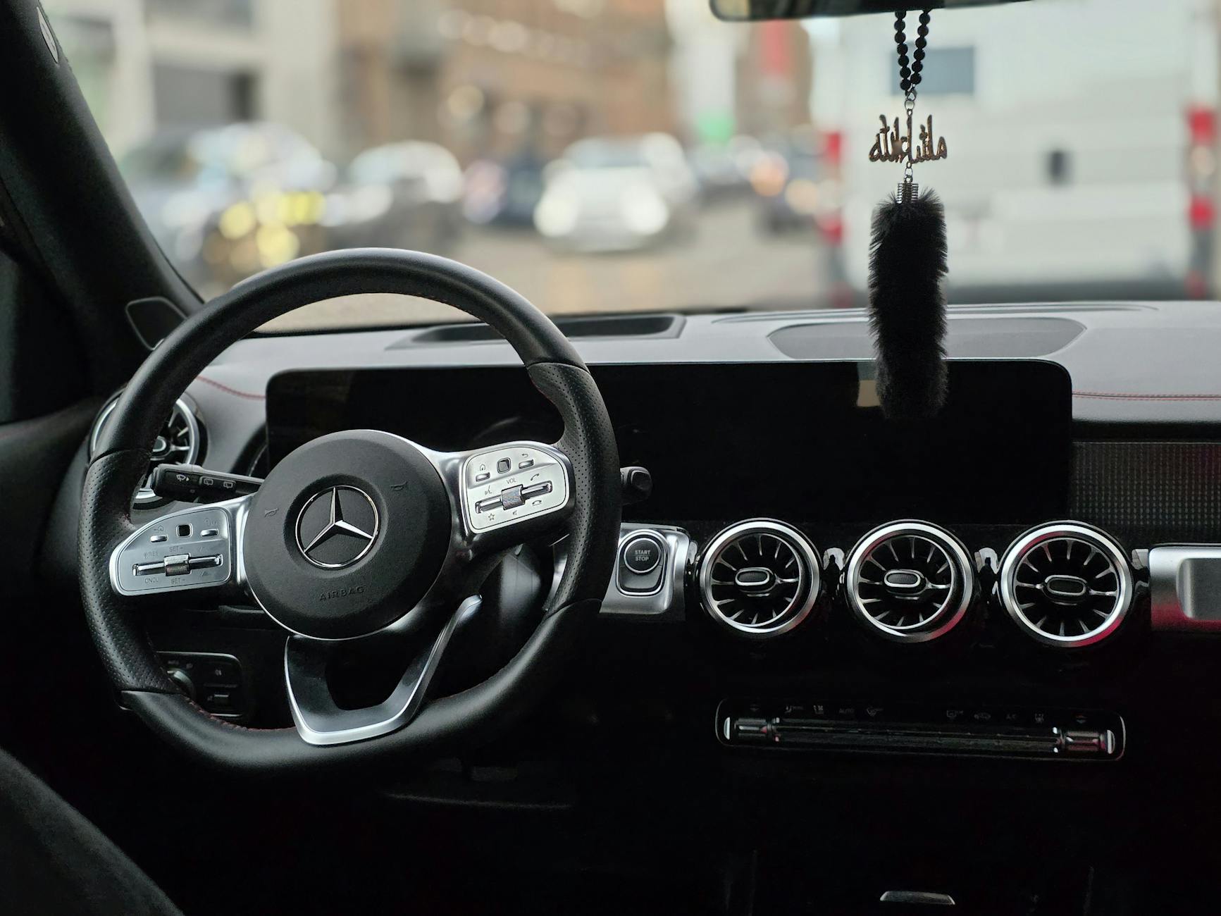 Wnętrze luksusowego Cadillaca z kierownicą i nowoczesnym kokpitem