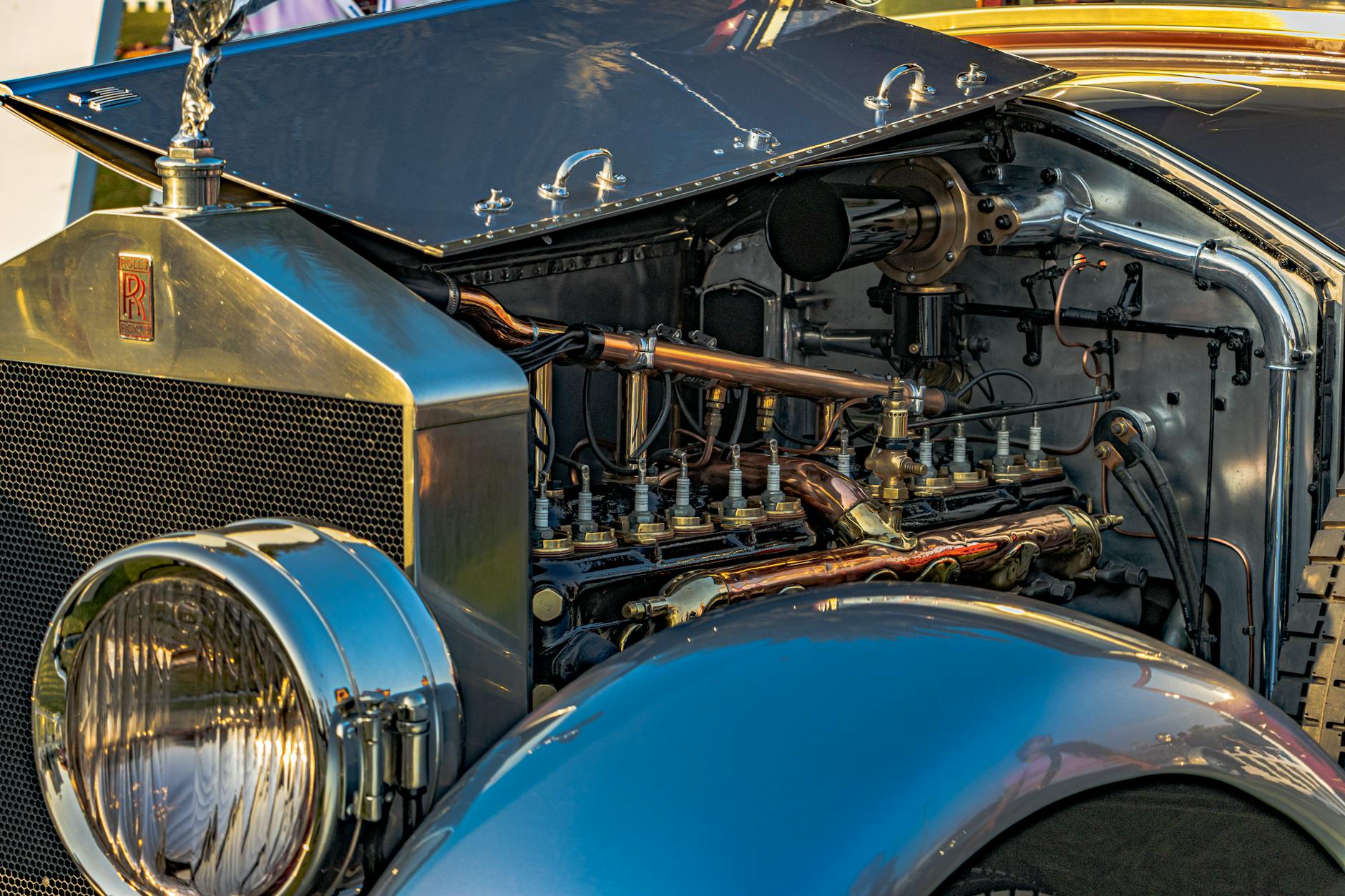 Zabytkowy silnik Rolls-Royce’a prezentowany na zlocie samochodowym