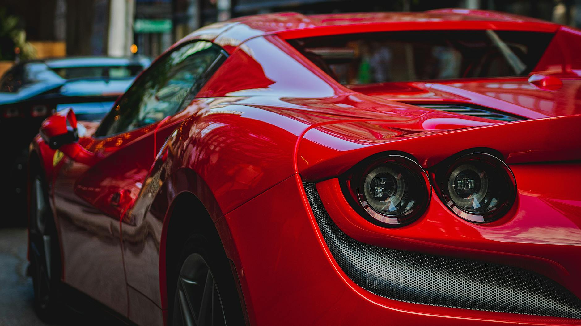 Zbliżenie czerwonego Ferrari z lśniącą, opływową karoserią