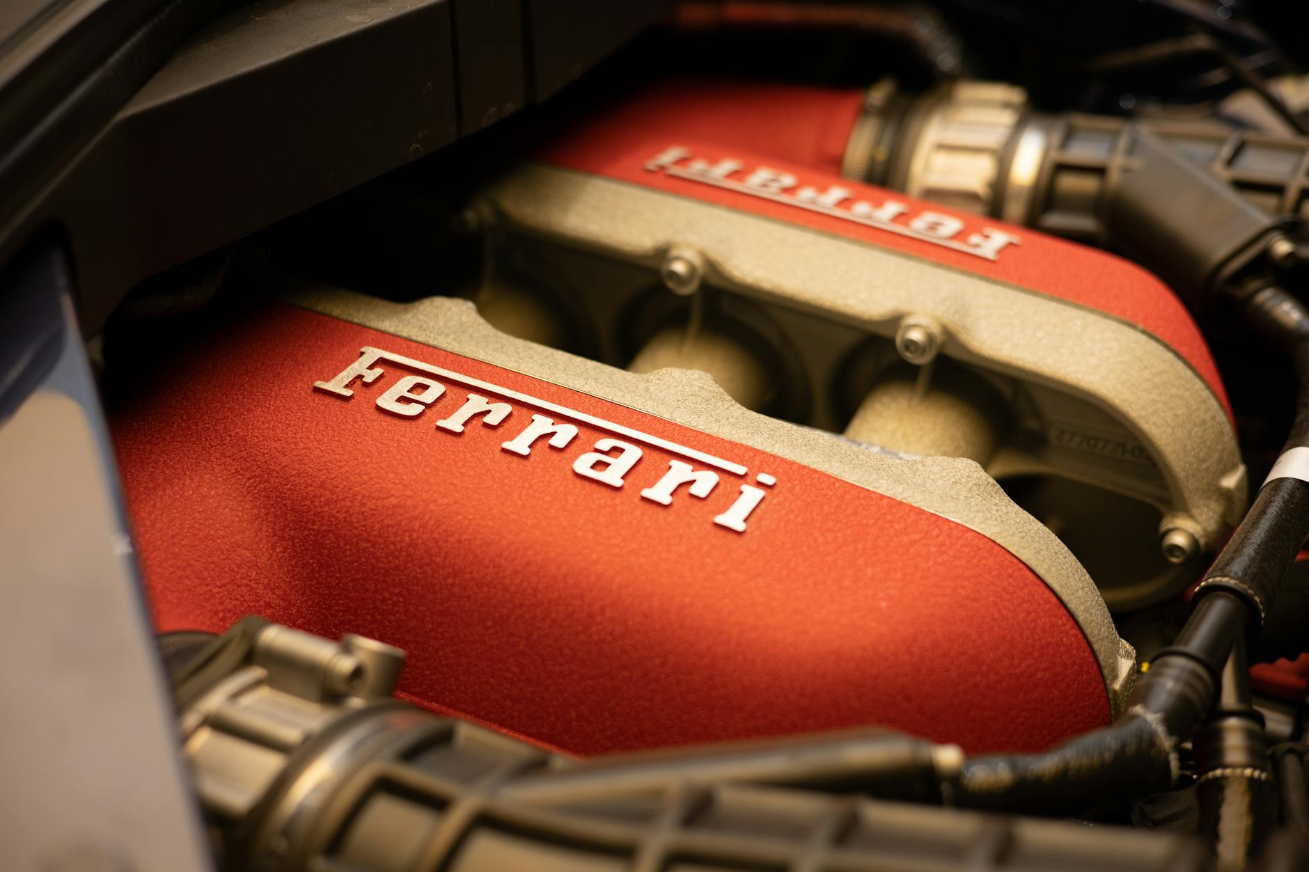 Zbliżenie na detale sportowego silnika V8 włoskiego superauta