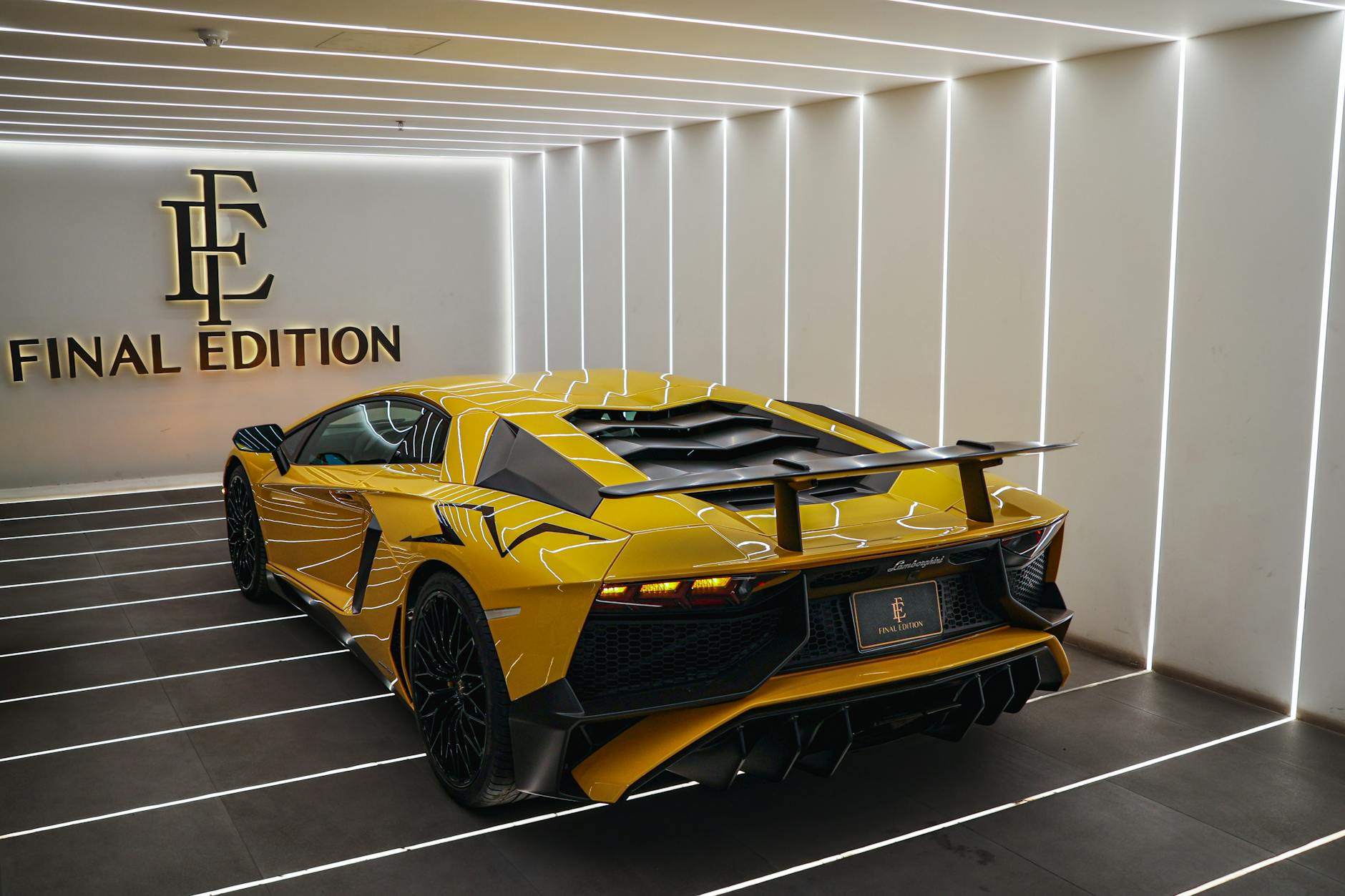 Żółte Lamborghini Final Edition w nowoczesnym salonie samochodowym