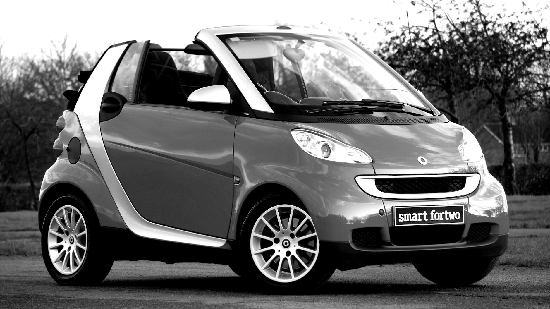 Czarno-białe zdjęcie klasycznego kabrioletu Smart Fortwo na zewnątrz