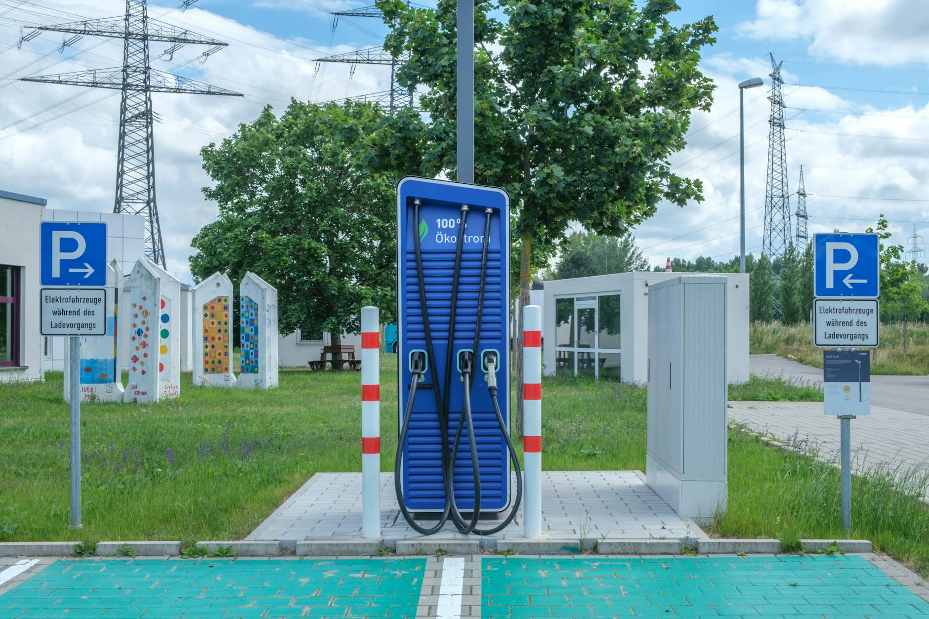 Stacja ładowania samochodów elektrycznych o ekologicznym designie