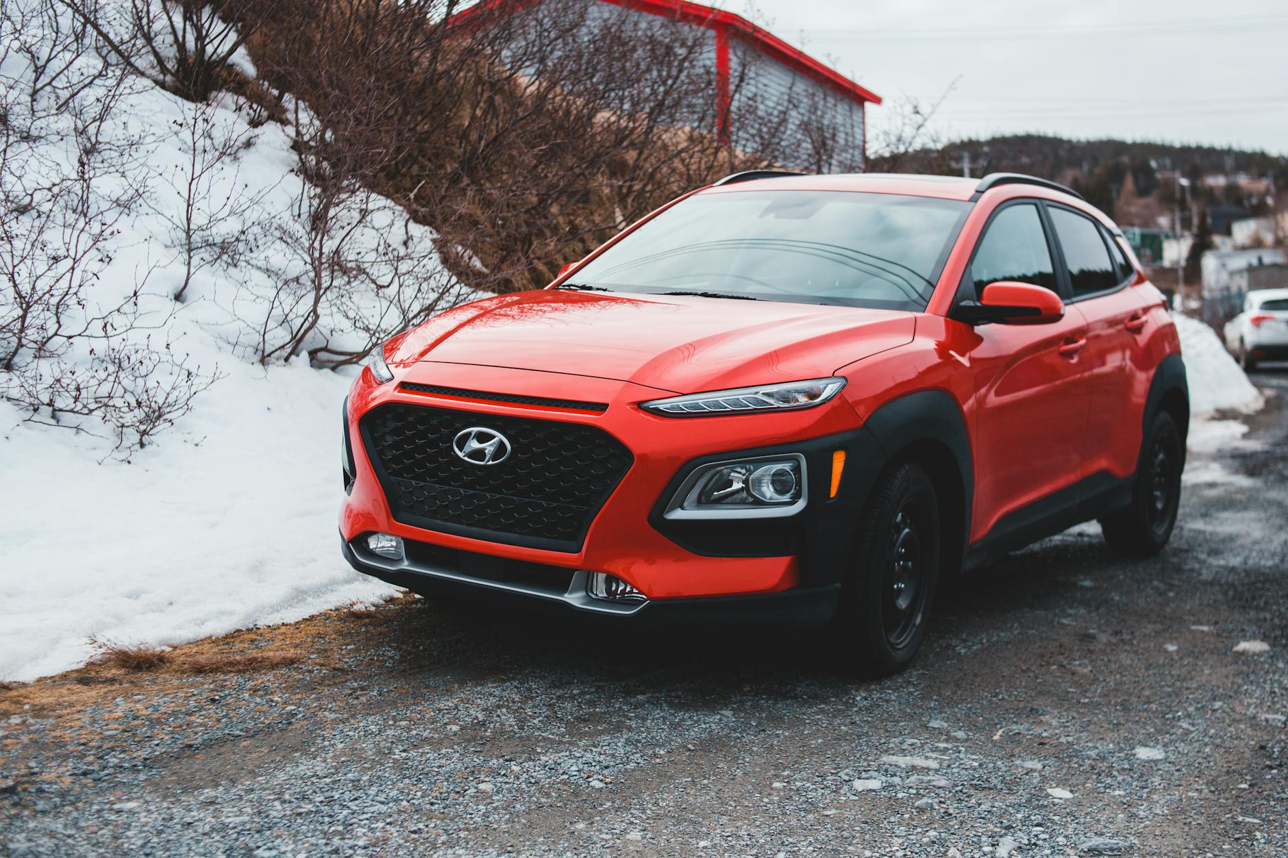 Czerwony SUV na śniegu, widok z boku podkreślający nowoczesną linię