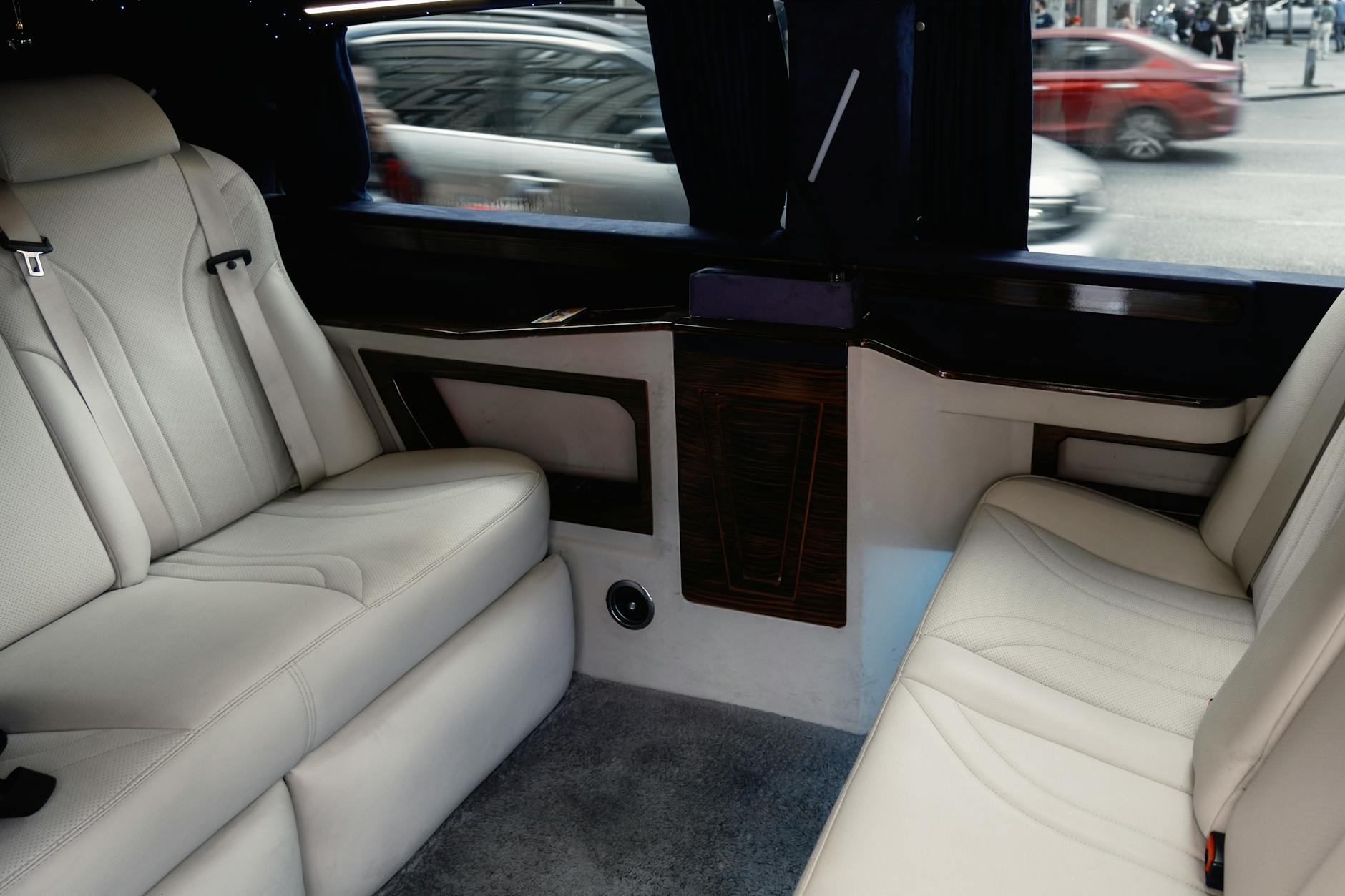 Jasne, skórzane wnętrze luksusowej limuzyny Rolls‑Royce Ghost Jasne, skórzane wnętrze luksusowej limuzyny Rolls‑Royce Ghost