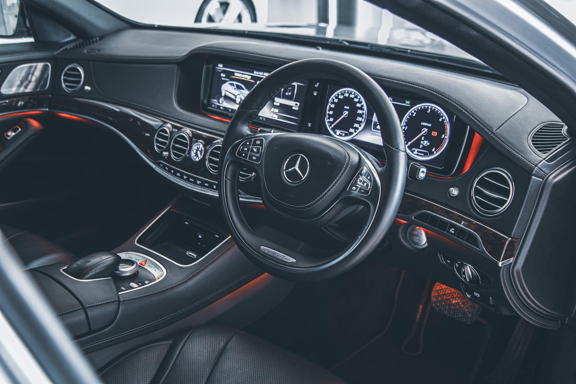 Luksowna deska rozdzielcza i kierownica Mercedesa Klasy S Maybach