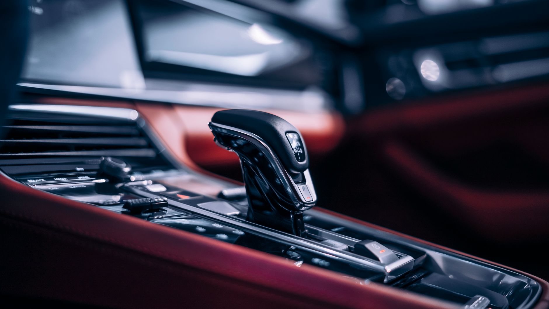 Który automat w Nissanie wybrać porównanie skrzyń Xtronic CVT i klasycznych Wnętrze Nissana z nowoczesną automatyczną dźwignią zmiany biegów