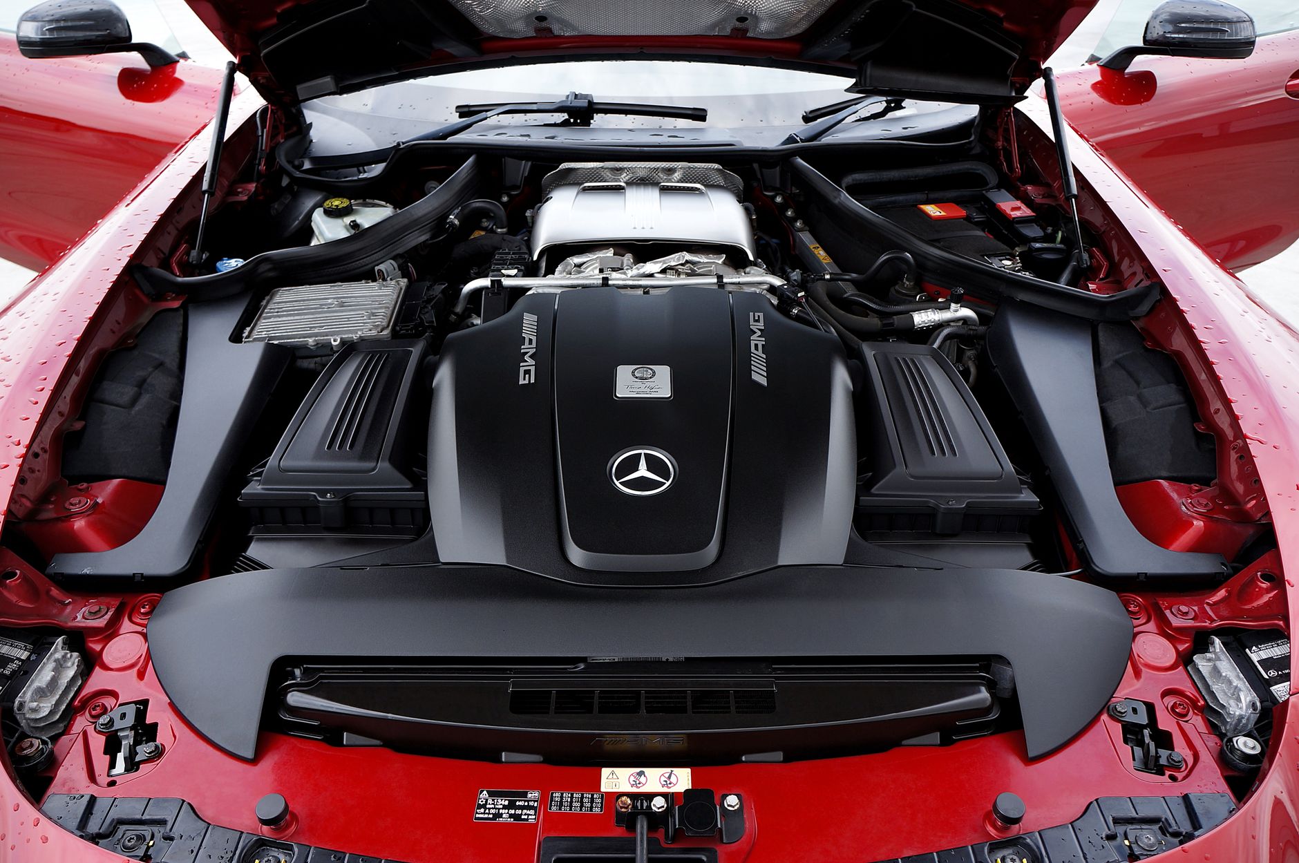 Zbliżenie na silnik Mercedes AMG GT jako przykład nowoczesnej jednostki