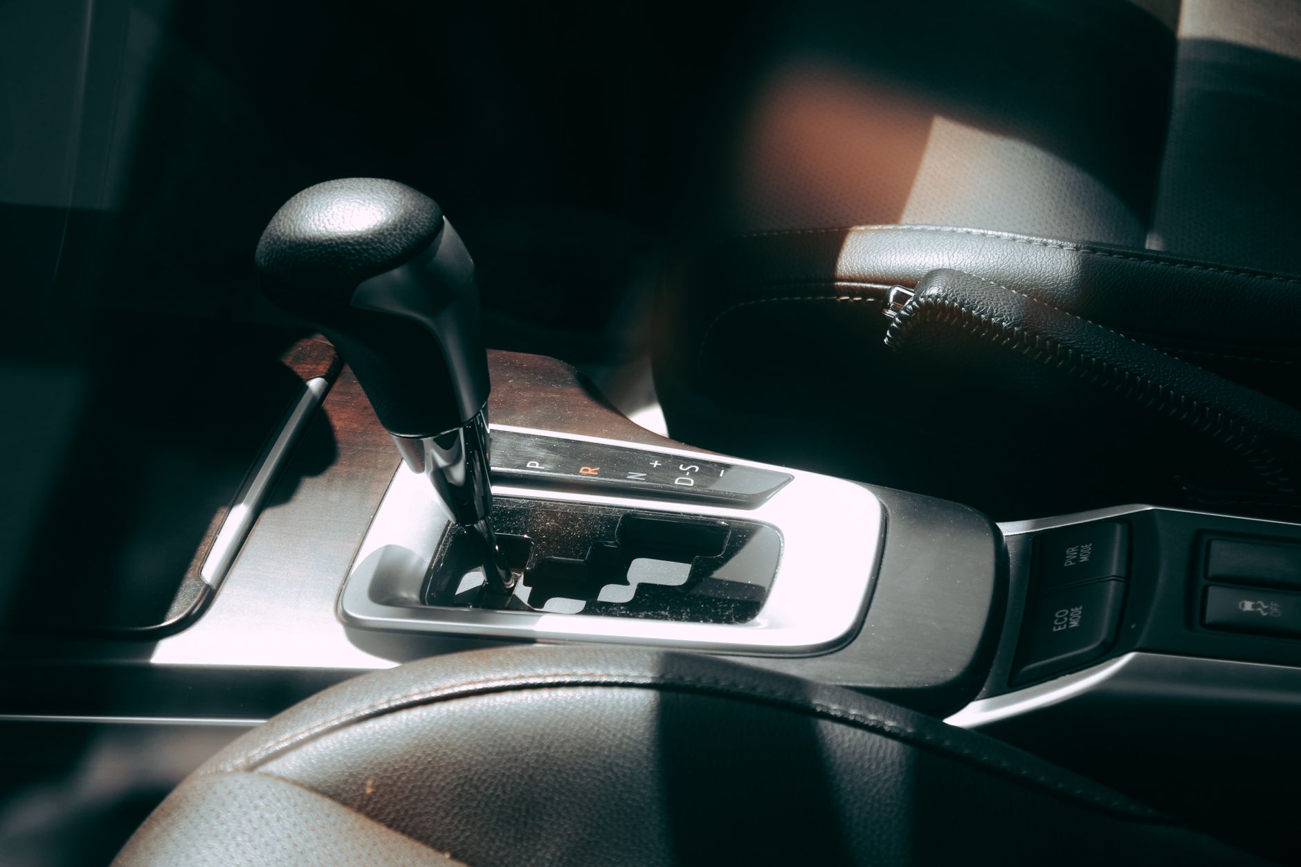 Wnętrze BMW z automatyczną skrzynią biegów i elegancką dźwignią zmiany Wnętrze BMW z automatyczną skrzynią biegów i elegancką dźwignią zmiany