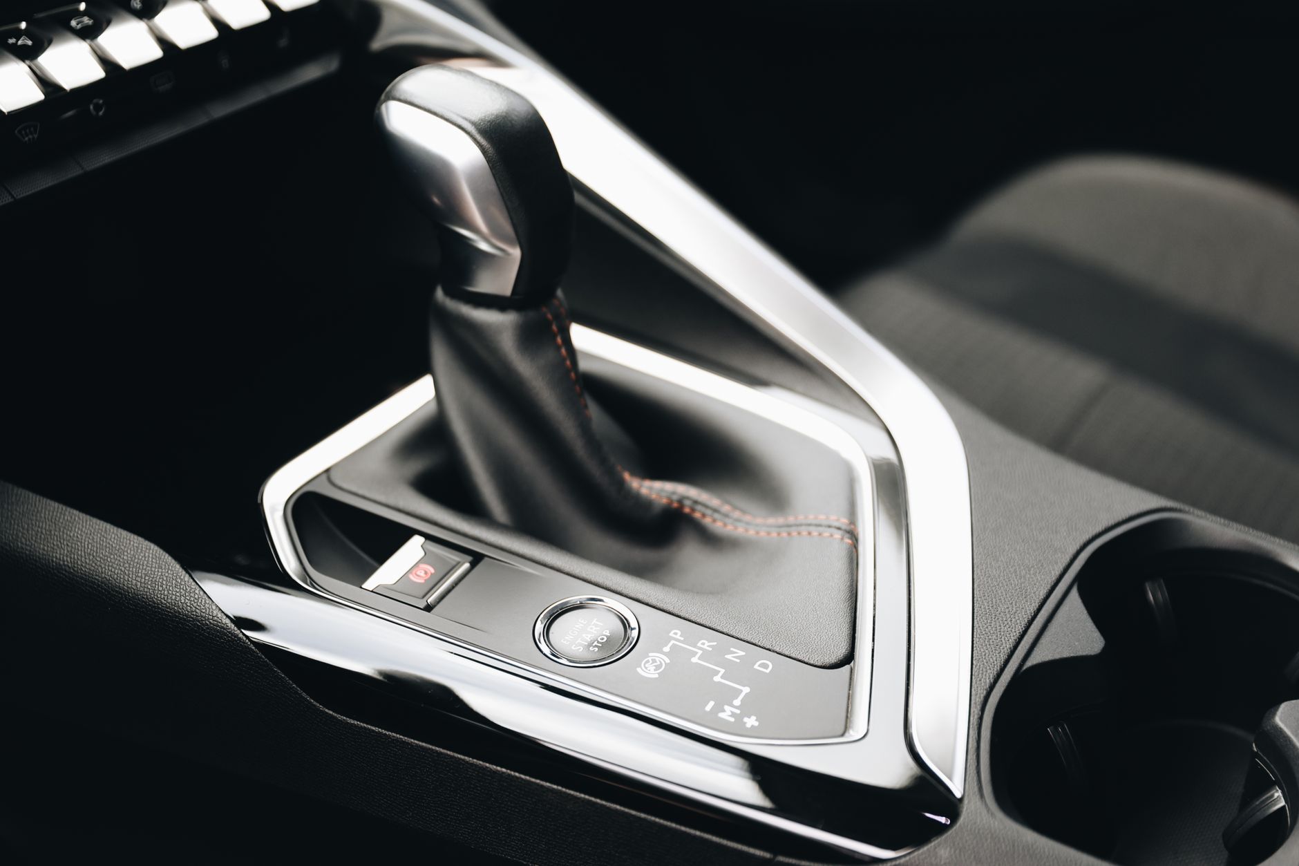 Zbliżenie nowoczesnej dźwigni automatycznej skrzyni biegów w BMW