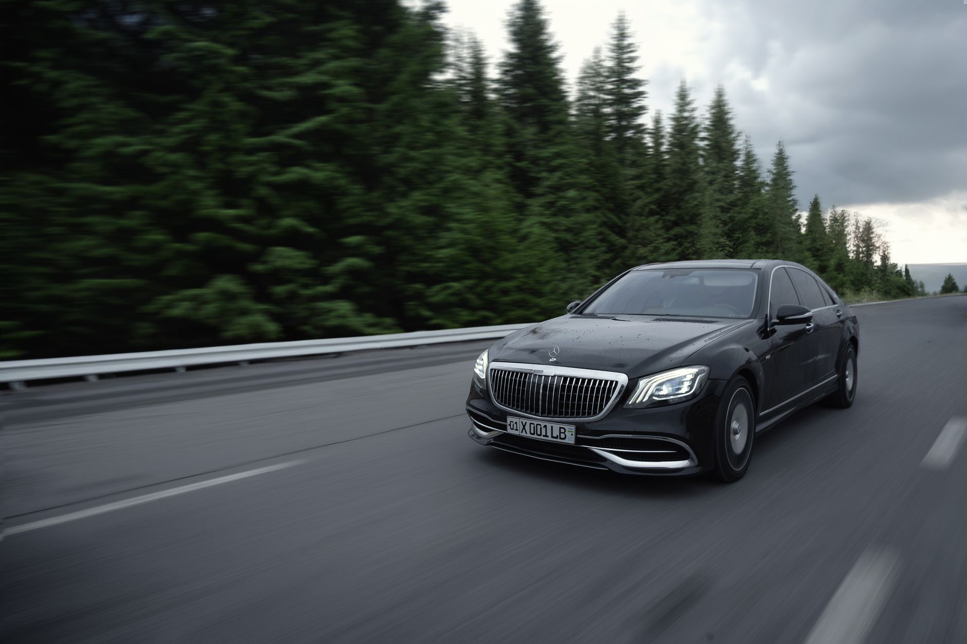 Cadillac ATS vs Mercedes C i Audi A4 – który sedan premium prowadzi się najlepiej Czarny sedan Cadillac jedzie drogą przez las