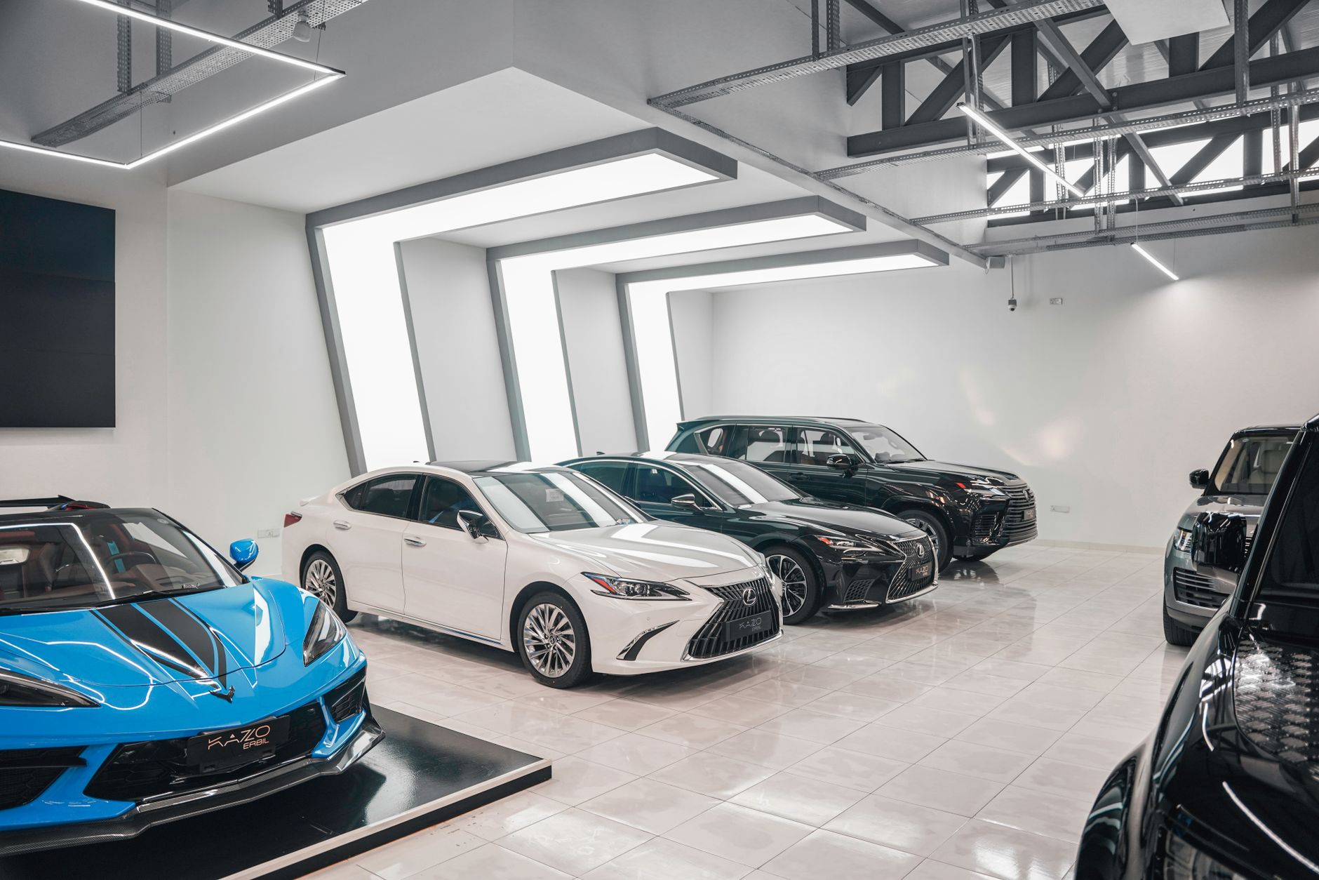 Luksusowe samochody Rolls‑Royce w nowoczesnym salonie dealerskim