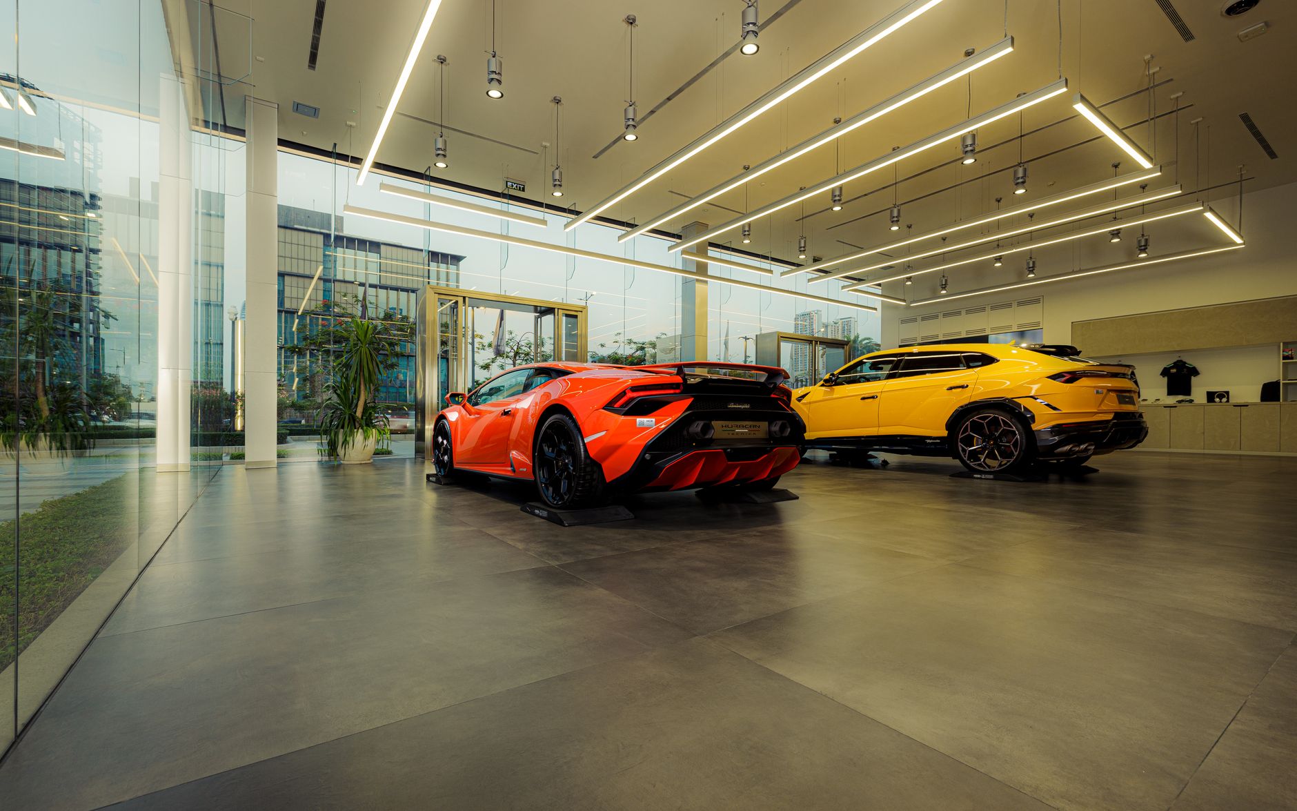Luksusowy salon samochodowy z modelami Lamborghini i nowoczesnym wnętrzem