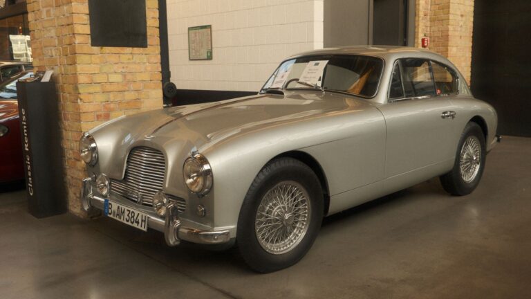 Srebrny Aston Martin DB2 w salonie samochodowym