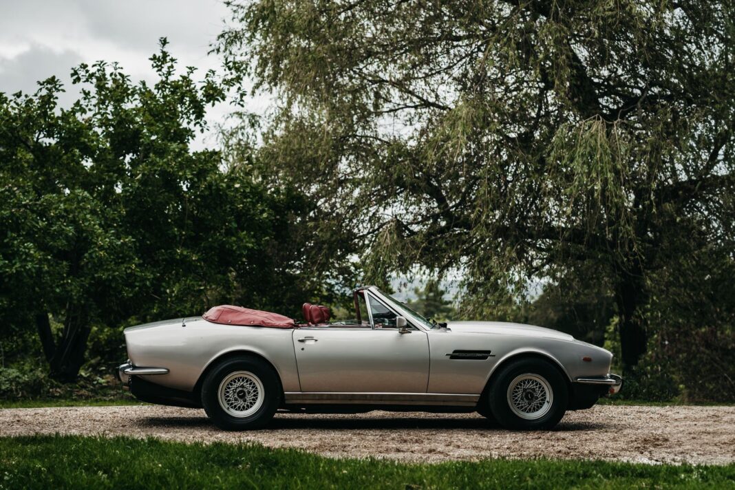 Srebrny kabriolet Aston Martin V8 Srebrny kabriolet Aston Martin V8