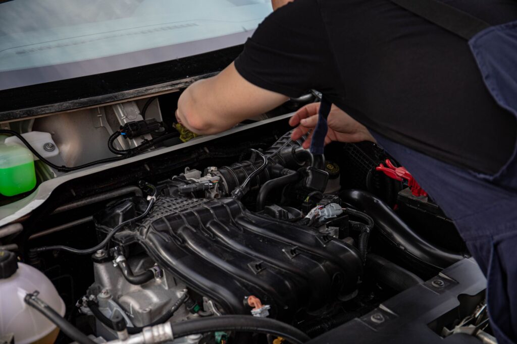 Mechanik pracujący przy silniku Maserati Ghibli diesel