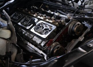 Silnik samochodowy w trakcie naprawy z widocznymi elementami mechanicznymi