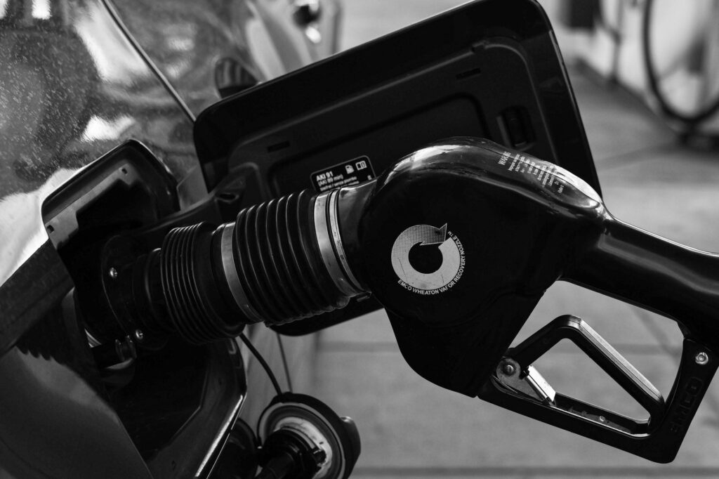 Zbliżenie na pistolet do tankowania paliwa na stacji benzynowej